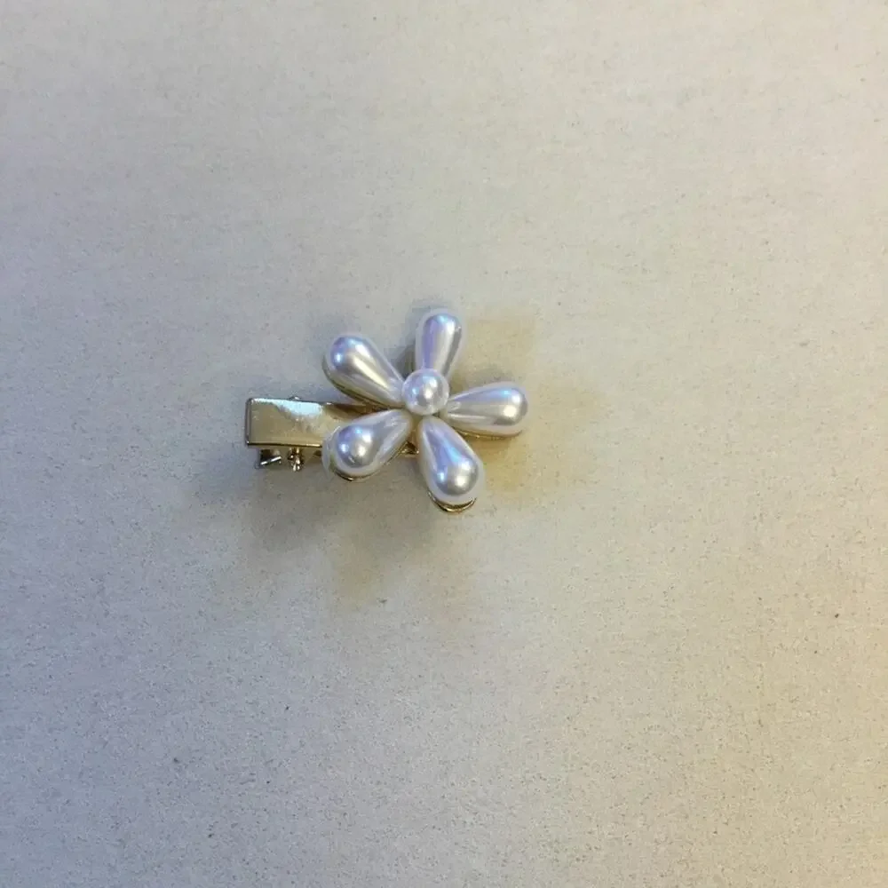 Elegant Pearl Flower Gold Hair Clip – Small Alligator Design